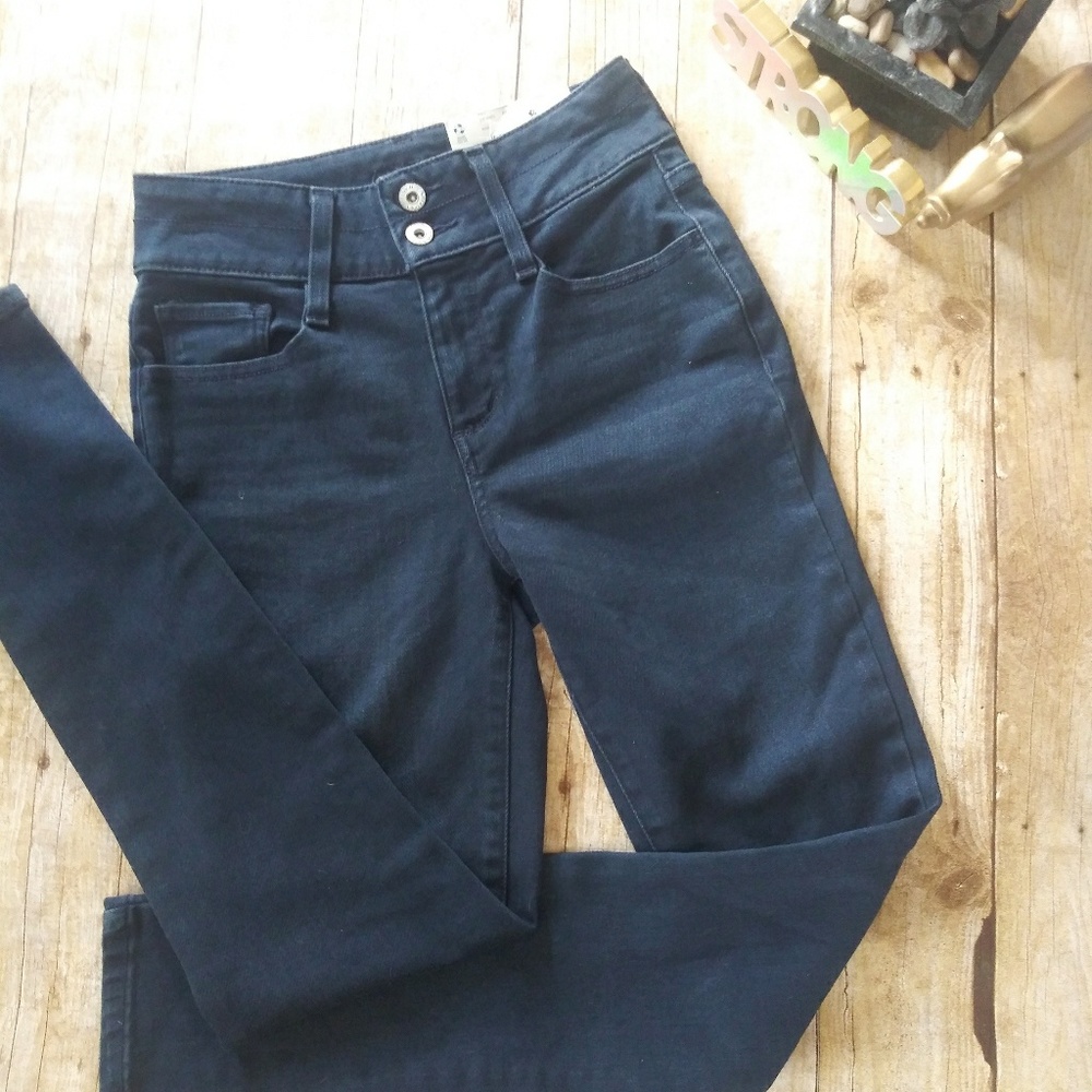 4/25 Arizona sz 3 NWT Hi-Rise Straight leg (c31)